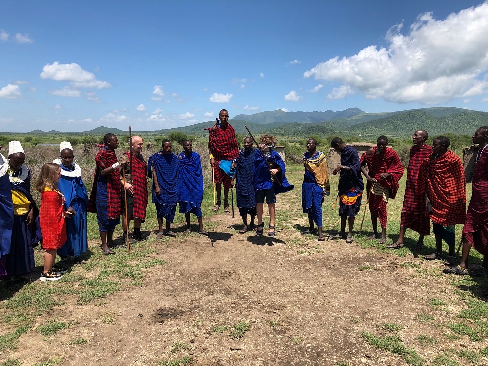 Besøg i masai landsby Tanzania børnevenlig safari