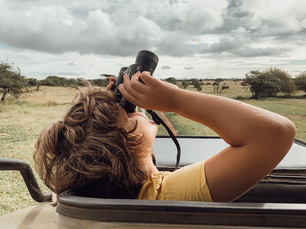 Børn på safari - husk kikkert Serengeti Nationalpark