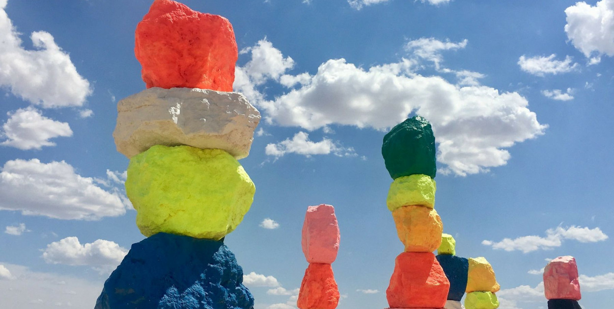 Seven Magic Mountains ligner et fluorescerende syretrip i Nevadas ørken