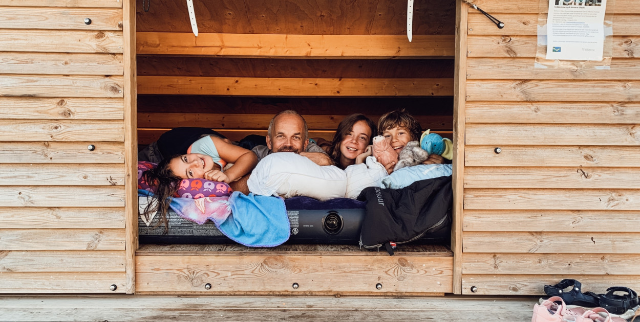 Guide: Hvor kan du overnatte i flydende shelter i Danmark?